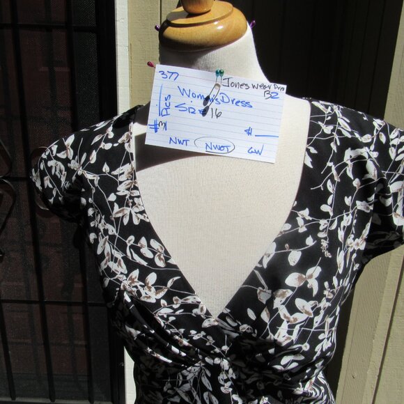 #377  NEW WOMEN'S LEAF PRINT DRESS BY JONES WEAR  (SIZE 16) - Picture 2 of 3
